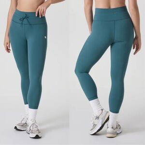 Vuori Daily High Rise Workout 7/8 Ankle Leggings in Tidal Teal Size Large LONG